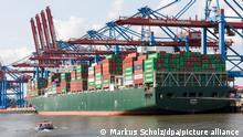 Ein Containerschiff liegt am Burchardkai im Hamburger Hafen. Im ersten Halbjahr steigerte der Hamburger Hafenlogistikspezialist HHLA den Umsatz konzernweit auf 709 Millionen Euro, knapp 13 Prozent mehr als im coronageprägten Vorjahreszeitraum. +++ dpa-Bildfunk +++