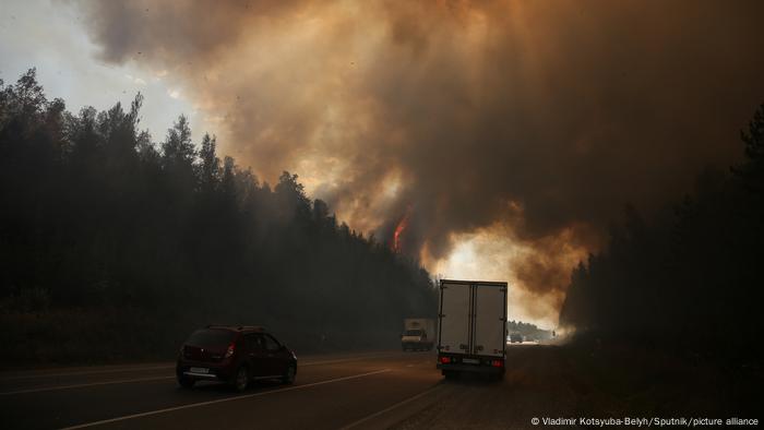 Thick smoke from a forest fire over the Perm-Yekaterinburg highway in August 2021