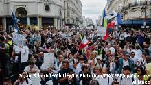 Miles protestan contra el pasaporte sanitario en Francia