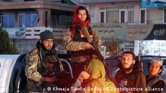 Talibanes patrullan Kabul.