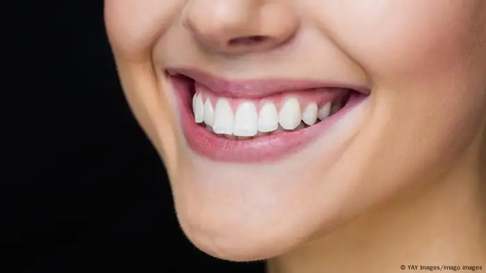 ينصح بالعناية بصحة الأسنان أولاً بدلاً من تجميلها المبالغ فيه!