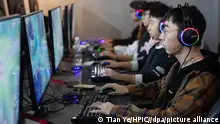 --FILE--Young people compete in the online game League of Legends (LOL) in Xi'an city, northwest China's Shaanxi province, 11 November 2018. Authorities approved a withering one-tenth of online computer and mobile device games waiting to be green-lit over the past two months, leaving some 5,000 titles yet to be officially judged. And new games submitted early this year are unlikely to reach the public until 2020, market sources said. The revelations come after the regulator, the National Radio and Television Administration (formerly known as the State Administration of Press Publication, Radio, Film and Television) approved 91 games for release last week in its sixth batch of approvals since an eight-month freeze ended in December. *** Local Caption ***