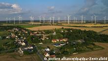 Windenergieanlagen im Windpark «Odervorland» im Landkreis Oder-Spree in Ostbrandenburg (Luftaufnahme mit einer Drohne). Das Land Brandenburg nimmt Platz 2 in der Rangliste der Bundesländer mit der größten installierten Leistung bei Windenergieanlagen ein. So wird gut ein Drittel des Strombedarfs aus Wind gewonnen. Mit über 7.400 MegaWatt (MW) installierter Gesamtleistung nimmt Brandenburg heute nach Niedersachsen den zweiten Platz ein.