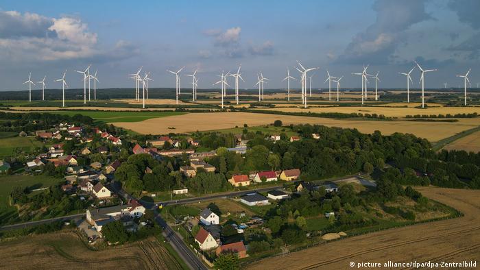 Paisaje rural con turbinas eólicas.