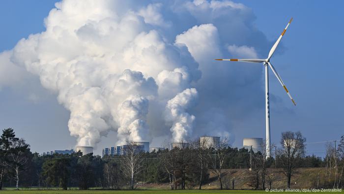 Para z kopalni węgla obok turbiny wiatrowej