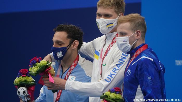 Український плавець Андрій Трусов (у центрі) здобув золоту медаль на Паралімпіаді