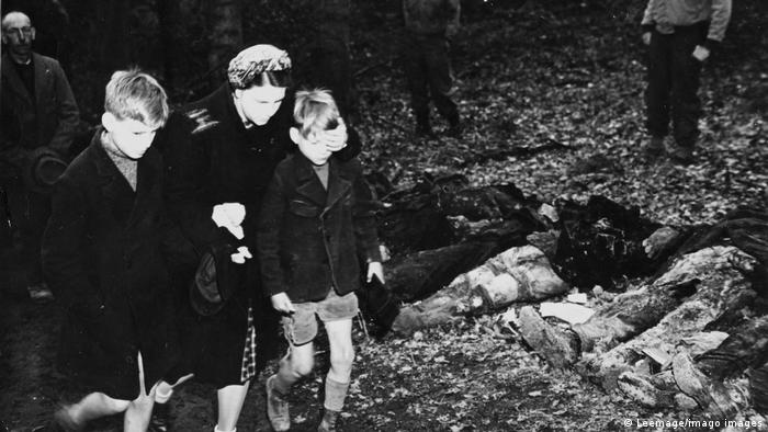 Deutscland Mutter führt nach dem 2. Weltkrieg ihre Kinder an Leichen vorbei