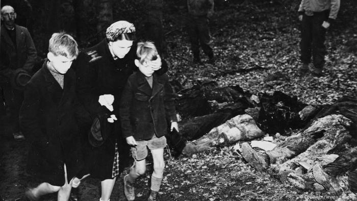 Deutscland Mutter führt nach dem 2. Weltkrieg ihre Kinder an Leichen vorbei