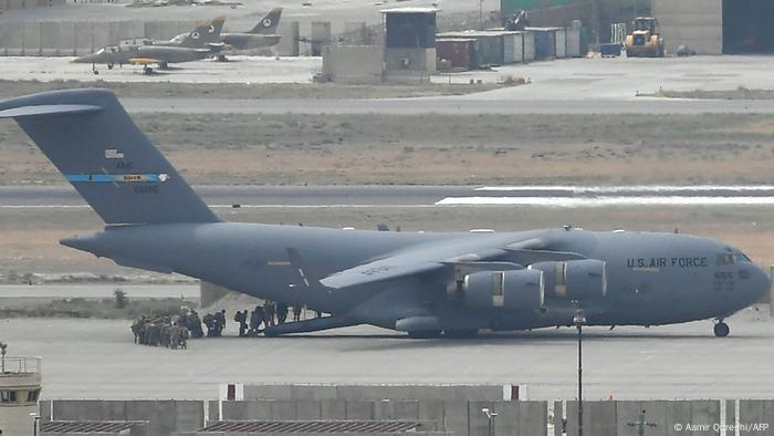 Soldados estadounidenses abandonando Kabul.