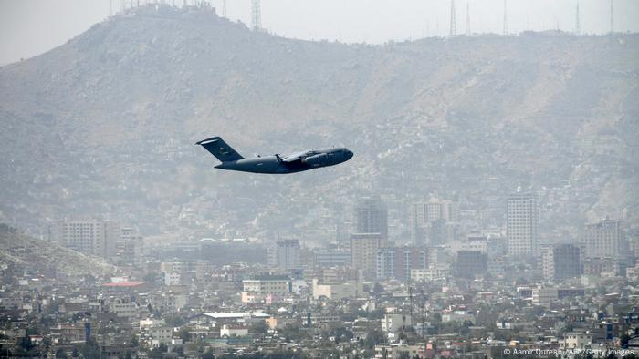 Afghanistan | US Militärflugzeug startet am Flughafen Kabul Afghanistan | US Militärflugzeug startet am Flughafen Kabul