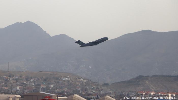 Afghanistan | US Militärflugzeug startet am Flughafen Kabul