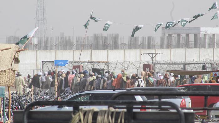 Crowds at the Chaman border crossing