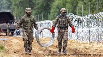 Польские пограничники укладывают колючую проволоку на границе с Беларусью (31.08.2021)