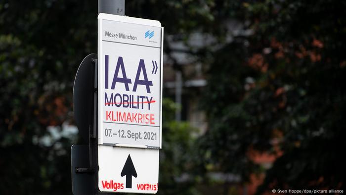 Auch Kritiker der Autobranche haben ihr Kommen angekündigt - hier ein von ihnen übermaltes Hinweisschild