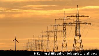 Ανεμογεννήτρια και γραμμές υψηλής τάσης στη Βαυαρία