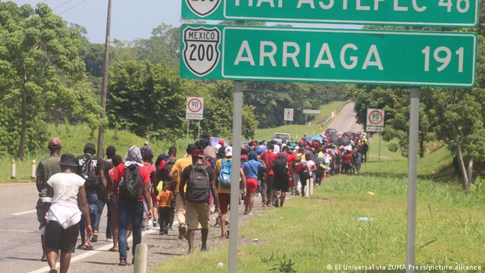 Eine große Gruppe von Migranten aus Süd- und Mittelamerika wandert auf der Nationalstraße 200 in Mexiko in Richtung US-Grenze
