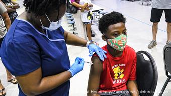 Un médecin injecte à un élève de 12 ans, le vaccin BionTech/Pfizer avant la rentrée des classes aux Etats-Unis (Archives - Floride, 09.08.2021) Un médecin injecte à un élève de 12 ans, le vaccin BionTech/Pfizer avant la rentrée des classes aux Etats-Unis (Archives - Floride, 09.08.2021)