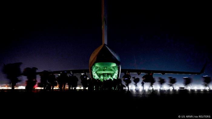 Soldados de la 82ª División Aerotransportada suben a un avión de transporte militar estadounidense.