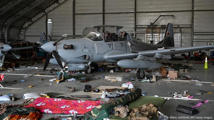 Restos de un avión de combate A-29 inutilizado, de la Fuerza Aérea Afgana