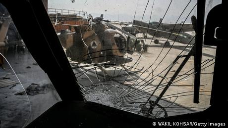 Der Blick durch eine zerstörte Scheibe eines Helikopters, am Flughafen in Kabul, WAKIL KOHSAR / AFP) (Photo by WAKIL KOHSAR/AFP via Getty Images)