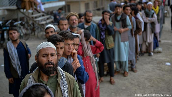 Menschen in Kabul stehen in einer langen Schlange vor einer Bank . Hoshang Hashimi / AFP) (Photo by HOSHANG HASHIMI/AFP via Getty Images)