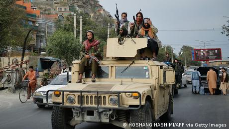 Taliban-Kämpfer auf Patrouille in Kabul (Photo by Hoshang Hashimi / AFP) (Photo by HOSHANG HASHIMI/AFP via Getty Images)