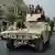 Combatentes talibãs em cima de veículo blindado