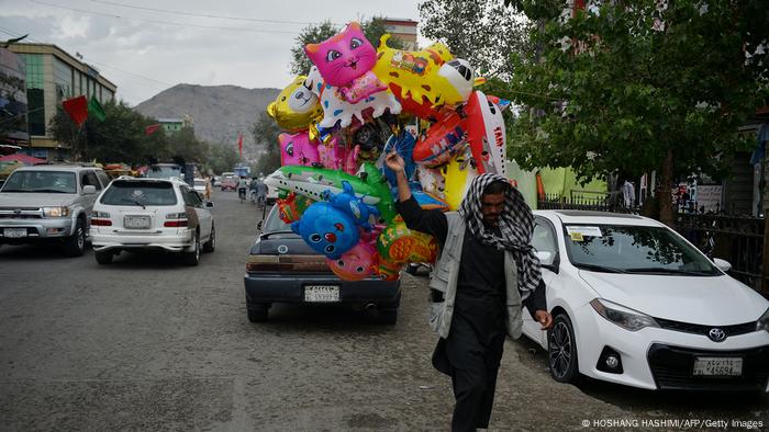 Ein Luftballonverkäufer läuft durch die Straßen von Kabul. Photo by Hoshang Hashimi / AFP) (Photo by HOSHANG HASHIMI/AFP via Getty Images)
