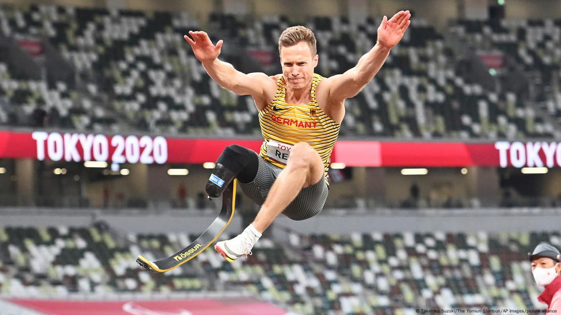 Markus Rehm, de Alemania, durante la competición de salto masculino en los Juegos Paralímpicos de Tokio 2020.