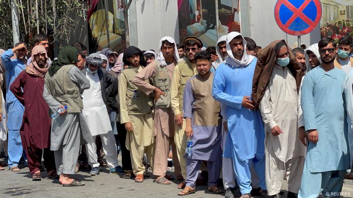 Хората се редят на опашки пред банките в Кабул
