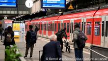 Reisende warten auf dem Bahnhof in Stuttgart auf ihren Zug. Die Lokführergewerkschaft GDL hat ihre Mitglieder zum Streik bei der Deutschen Bahn aufgerufen. Der Arbeitskampf ist für fünf Tage bis Dienstag, 2.00 Uhr, angekündigt.