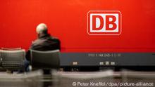 Das Logo der Deutschen Bahn (DB) prangt an der Seite einer Lok, während ein Mann auf dem Hauptbahnhof wartet. Auf Grund eines Streiks der Gewerkschaft der Lokführer (GDL) fallen Züge aus. Die Gewerkschaft dehnte in den Morgenstunden ihren Streik für bessere Arbeitskonditionen vom Güterverkehr auf die Personenbeförderungen aus.