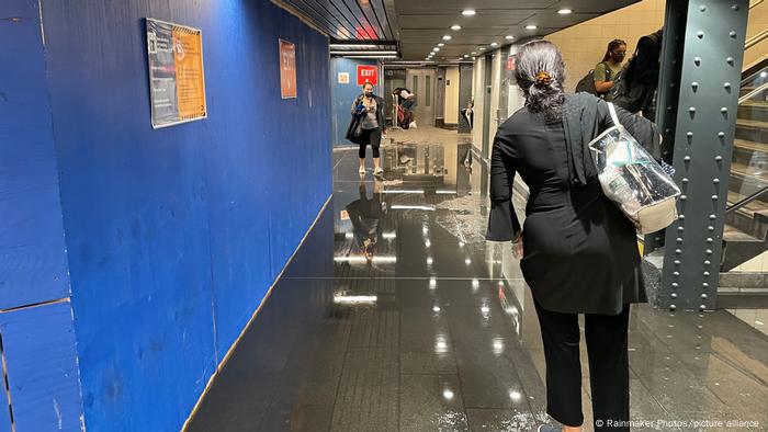 Personas caminado por los pasillos inundados de la Penn Station en Nueva York.
