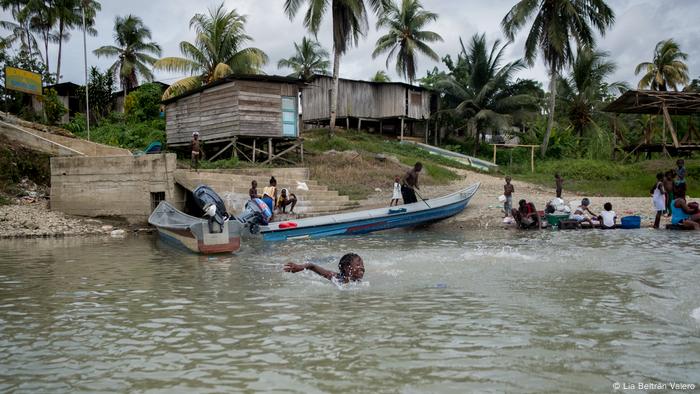 Personas nadando en el agua.