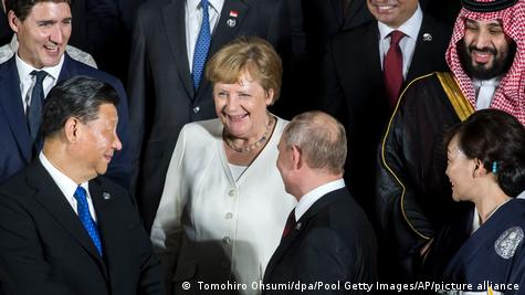Rusya'nın Ukrayna'ya açtığı savaş sonrası Merkel'in bıraktığı siyasi miras da tartışılıyor. Merkel, Rusya ile diyalogda kalmak yönünde bastırmasıyla tanınıyor.