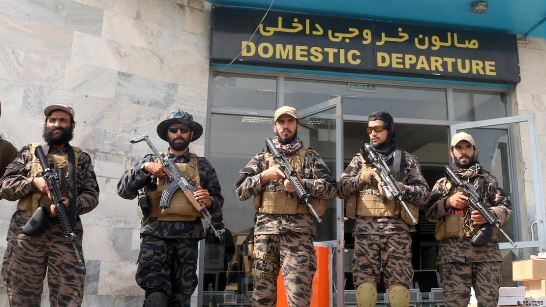 Combatentes do Talibã no aeroporto de Cabul após partida de tropas americanas.