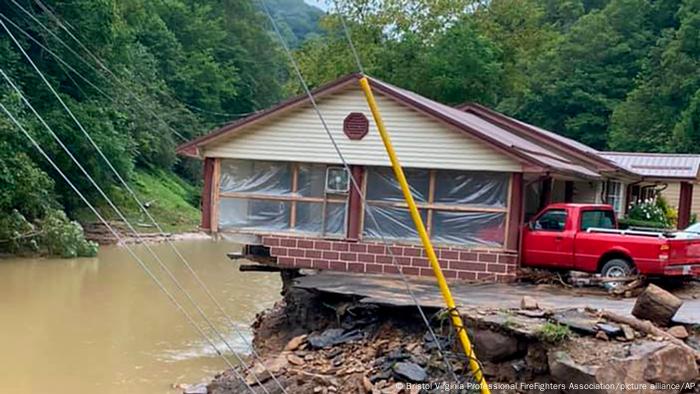 Una casa con un tercio de los cimientos arrancados por el agua en Virgina Occidental, EE. UU.