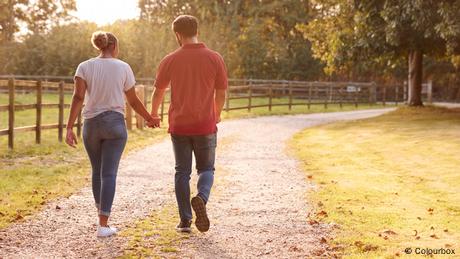 Una pareja da un paseo al atardecer.