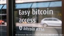 Die Eingangstür der Falcon Private Bank, in der sich der Bitcoin-Automat befindet, aufgenommen am 16.08.2017 in Zürich (Schweiz). In der Bank kann die Digitalwährung Bitcoin an einem Automaten erstanden werden. Foto: Christian Beutler/KEYSTONE/dpa +++ dpa-Bildfunk +++