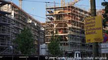 Ein Transparent der Bürgerinitiative «Deutsche Wohnen & Co. enteignen» hängt in der Nähe einer Baustelle, die sich auf dem Neubauprojekt Am Tacheles an der Oranienburger Straße befindet. In der heute stattfindenden Sitzung des Berliner Senats soll es unter anderem um das Thema Wohnungsbau in Berlin gehen.