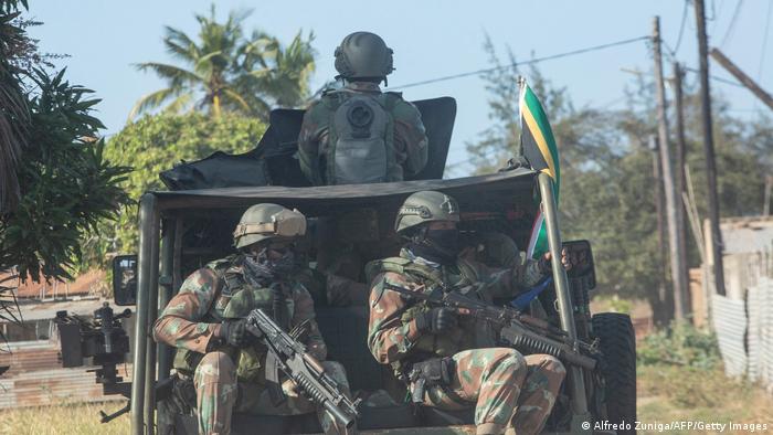 جنود من جيش جنوب أفريقيا تابعين لقوات حفظ السلام في موزمبيق في بمبيا بعام 2021