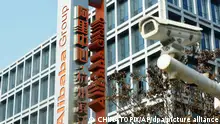24.12.2020***
Das Logo der Alibaba Group am Hauptsitz des Unternehmens in Hangzhou in der ostchinesischen Provinz Zhejiang. (zu dpa «Pekings Crackdown lässt Chinas Tech-Riesen schlottern») +++ dpa-Bildfunk +++
