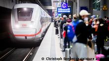 Zahlreiche Fahrgäste stehen am Berliner Hauptbahnhof am Bahnsteig, als ein ICE einfährt. +++ dpa-Bildfunk +++