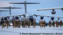 ARCHIV 2021 *** German Soldiers arrive on a plane from Tashkent, Uzbekistan at the Bundeswehr airbase in Wunstorf, Germany, Friday, Aug. 27, 2021, after they finished the evacuation mission in Kabul, Afghanistan. (AP Photo/Martin Meissner)