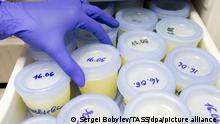 MOSCOW, RUSSIA - JUNE 21, 2017: A worker sorts containers with breastmilk at a donor breastmilk bank at the Scientific Centre of Children's Health. Sergei Bobylev/TASS Foto: Sergei Bobylev/TASS/dpa