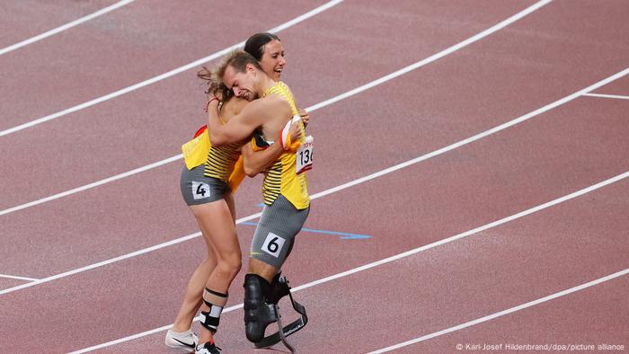 Los alemanes Johannes Floors y Irmgard Bensusan celebran su medalla de oro en 400 metros. 