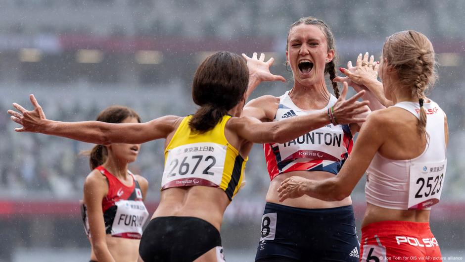 Die britische Bronzemedaillengewinnerin Hannah Taunton, die ukrainische Silbermedaillengewinnerin Lyudmila Danilina und die polnische Goldmedaillengewinnerin Barbara Bejanovka Zajak feiern gemeinsam am Ende des 1500-m-T20-Leichtathletikfinals.