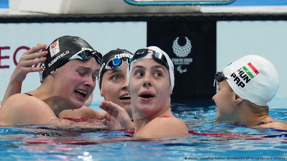 Die Niederländerin Chantal Ziederfeld (links) reagiert nach dem Sieg im 200-m-Einzellagen der Frauen - SM10-Finale im Aquatics Center in Tokio