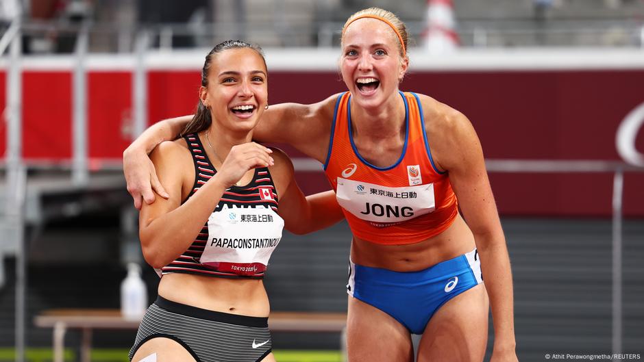 Marisa Papaconstantinou aus Kanada und den Niederlanden Fleur Jung feiert nach dem Wettkampf im 100-m-T64-Finale der Frauen im Olympiastadion in Tokio