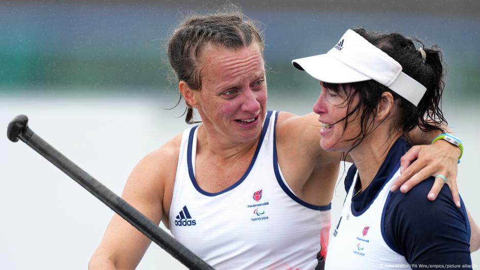 Emma Wiggs (links) aus Großbritannien feiert ihren Goldmedaillengewinn mit der Britin Janet Sheppington, die Bronze im 200-m-Einzel-VL2-Finale A der VAA-Frauen auf dem Sea Forest Waterway in Tokio holt